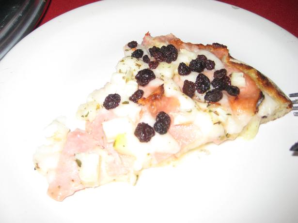 img_1376 Brasilian pizza: Turkey, raisin and pineapple